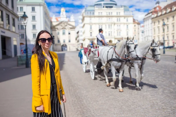Туристическая девушка наслаждается европейским отдыхом в Вене — стоковое фото