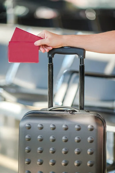 Primer plano del hombre en posesión de pasaportes y tarjeta de embarque en el aeropuerto — Foto de Stock