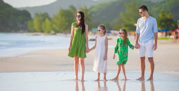 Felice bella famiglia sulla spiaggia — Foto Stock