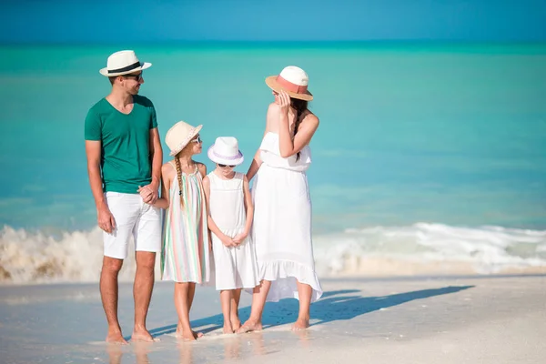Šťastná krásná rodina na pláži — Stock fotografie