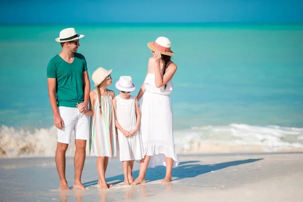 Felice bella famiglia sulla spiaggia — Foto Stock