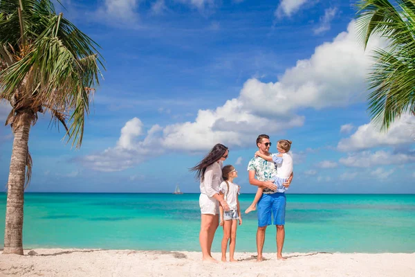 Felice bella famiglia sulla spiaggia — Foto Stock