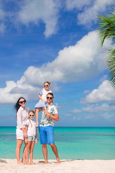 Felice bella famiglia sulla spiaggia — Foto Stock