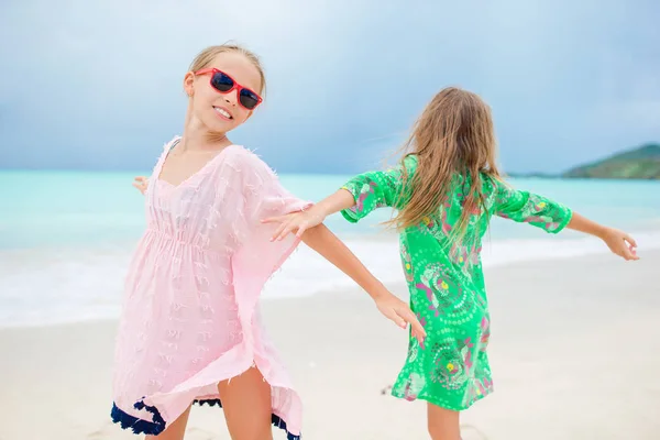 Mutlu kız eğleniyor ve tropikal plaj beyaz kum ve turkuaz okyanus su tatil keyfi — Stok fotoğraf