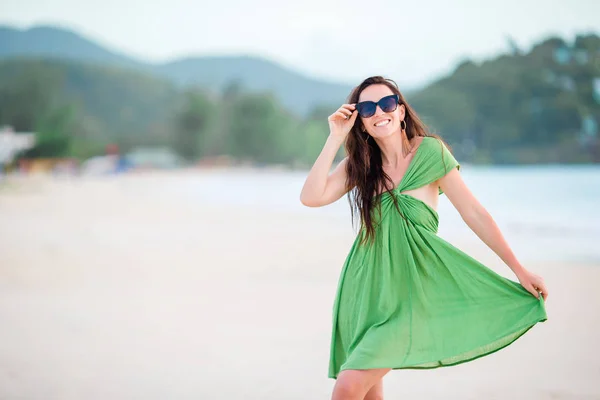 Young beautiful woman having fun on tropical seashore. — Stock Photo, Image