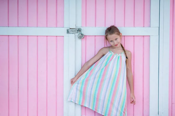 Małe słodkie dziewczyny, stojący w pobliżu jasne kolorowe ściany — Zdjęcie stockowe