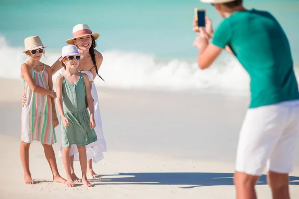 Family of four taking a selfie photo on their beach holidays. — Stock Photo, Image