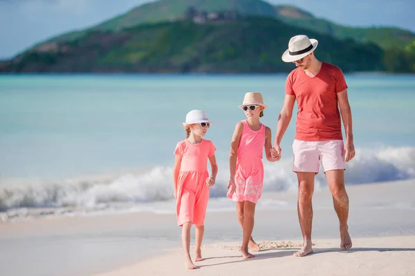 Padre e bambini piccoli godendo spiaggia estate vacanza tropicale — Foto Stock