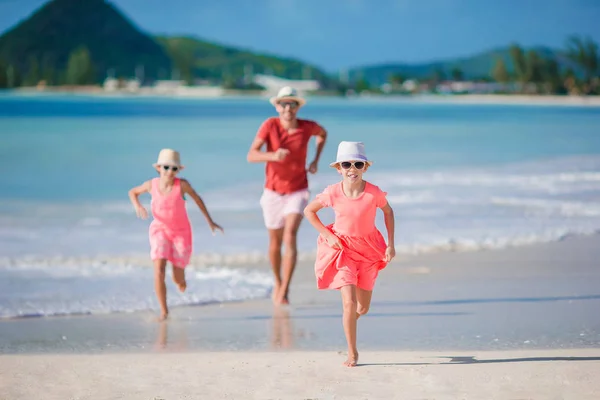 Padre e bambini piccoli godendo spiaggia estate vacanza tropicale — Foto Stock
