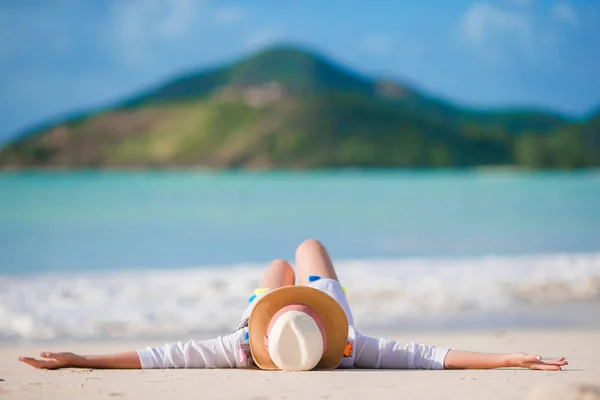 Jovem mulher desfrutando do sol banhos de sol pelo perfeito oceano azul-turquesa — Fotografia de Stock