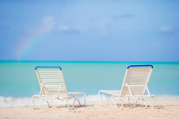 Bílá lehátka na krásné tropické pláži na Maledivách — Stock fotografie