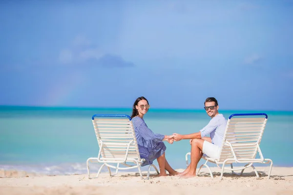在马尔代夫的热带海滩上，情侣们放松一下 — 图库照片