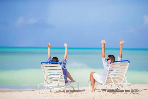 Pareja relajarse en una playa tropical en Maldivas — Foto de Stock