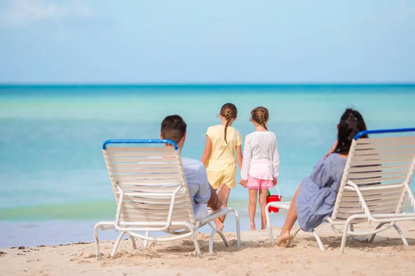 Feliz hermosa familia de cuatro en la playa . —  Fotos de Stock