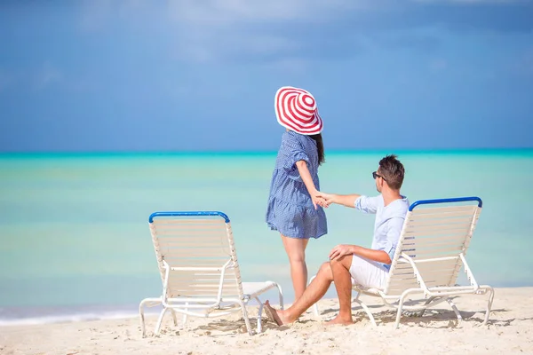 Famille Heureuse Amuser Sur Plage Détendre Sur Transat Confortable — Photo