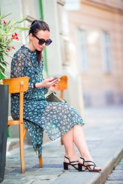 Kadın konuşmak yanında onun smartphone City. İtalyan şehri açık havada genç çekici turist