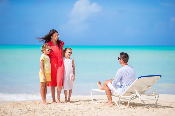Mutlu güzel aile beyaz plaj üzerinde — Stok fotoğraf