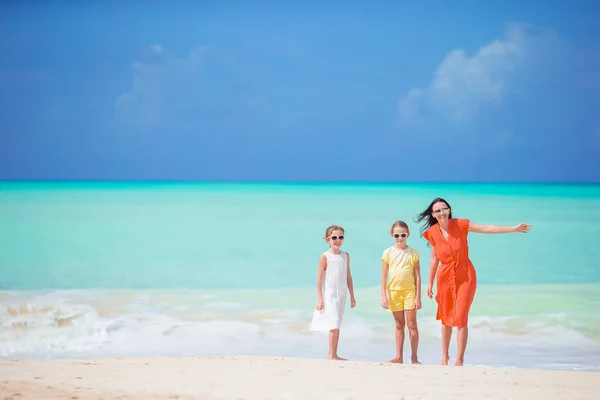 Piękne matki i jej adorable little córki na plaży — Zdjęcie stockowe