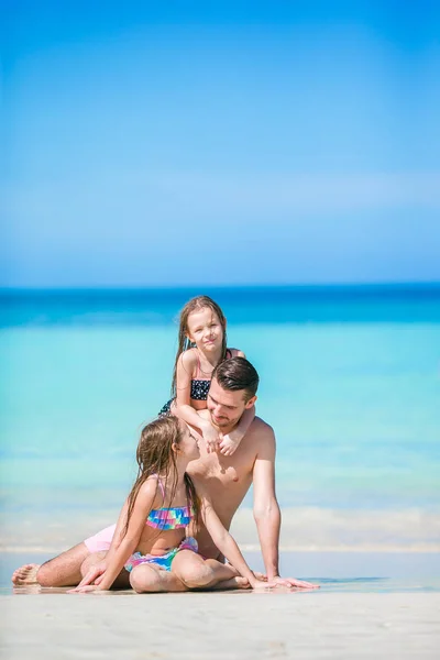 Padre e figli che si godono le vacanze estive al mare — Foto Stock