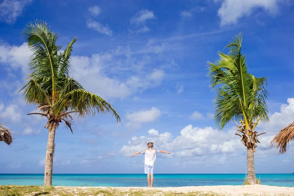 Ładna dziewczynka w białej sukni i kapelusz na plaży podczas wakacje Karaiby. — Zdjęcie stockowe