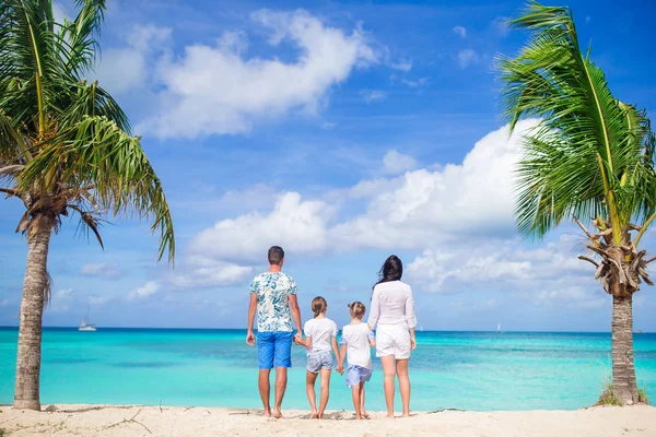 Padres con dos hijos disfrutan de sus vacaciones caribeñas en Antigua isla — Foto de Stock