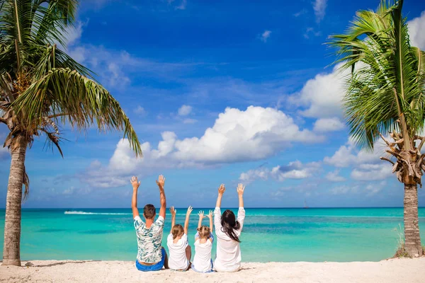 Jovem família caminhando na praia tropical branca do caribe — Fotografia de Stock