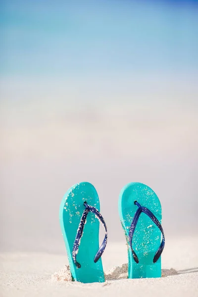 Chinelos de hortelã de verão com óculos de sol na praia branca — Fotografia de Stock