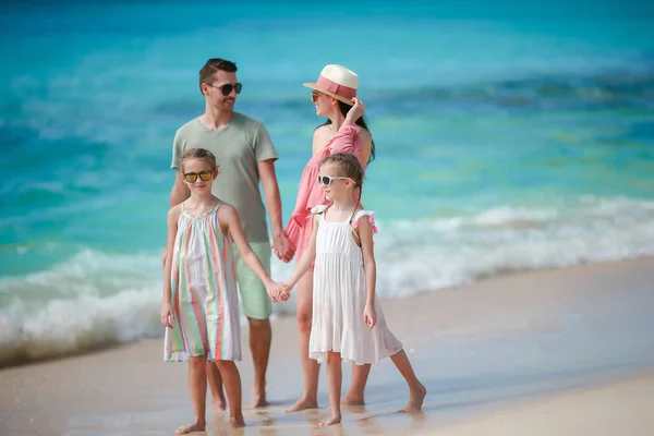 Щаслива красива сім'я на пляжі — стокове фото