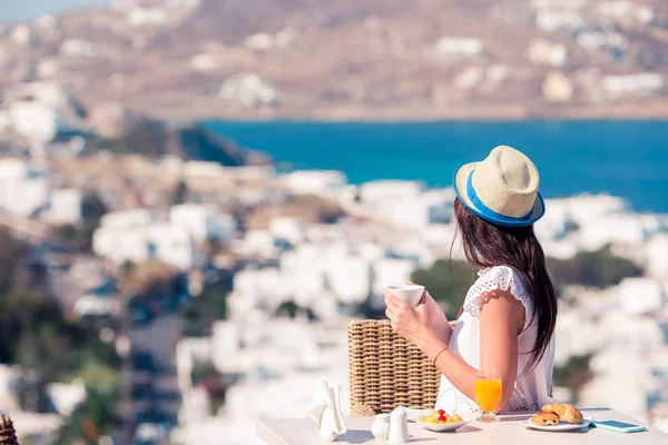 Mulher bonita tomando café da manhã no café ao ar livre com vista incrível . — Fotografia de Stock