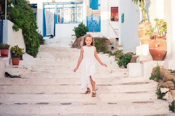 Kid по вулиці типовий грецької традиційної села з білими стінами і барвисті двері на острів Міконос — стокове фото