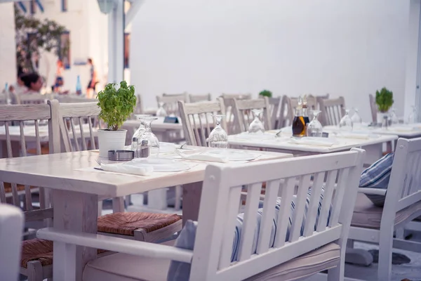 White tables with chairs at summer empty open air cafe — Stock Photo, Image