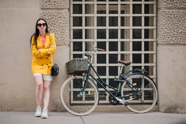 街で歩いている女性。イタリアの都市で屋外若い魅力的な観光 — ストック写真