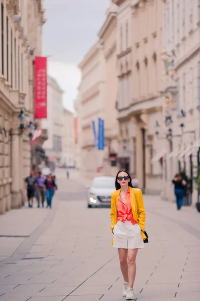 Una mujer caminando por la ciudad. Joven turista atractivo al aire libre en la ciudad italiana — Foto de Stock