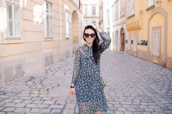 Una mujer caminando por la ciudad. Joven turista atractivo al aire libre en la ciudad europea — Foto de Stock