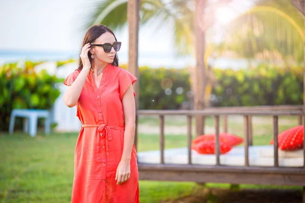 Relajante y disfrutando en las vacaciones de verano, mujer tumbada en la cama de sol en la playa — Foto de Stock