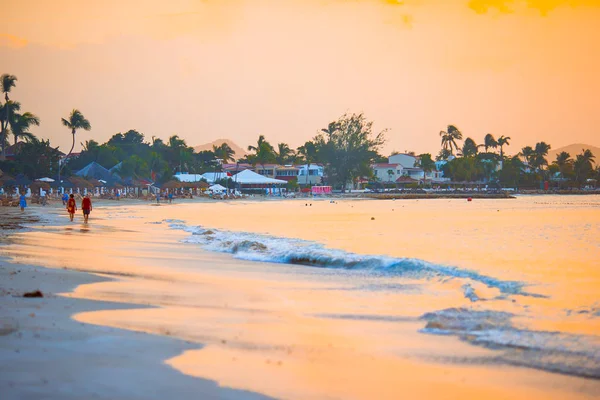 Pôr do sol bonito surpreendente em uma praia caribenha exótica — Fotografia de Stock