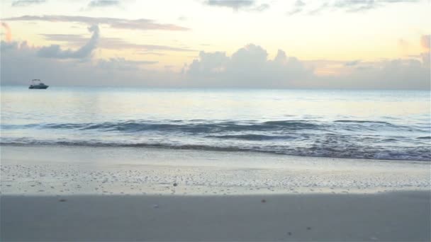 Удивительный красивый закат на экзотическом карибском пляже — стоковое видео