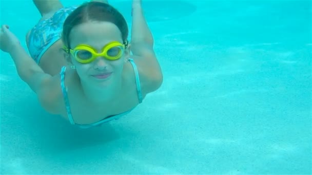 Adorable niña divirtiéndose en la piscina al aire libre — Vídeo de stock