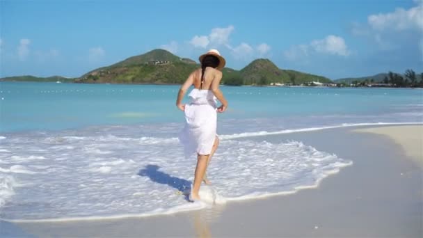 Jonge mooie vrouw op wit zand tropisch strand. — Stockvideo