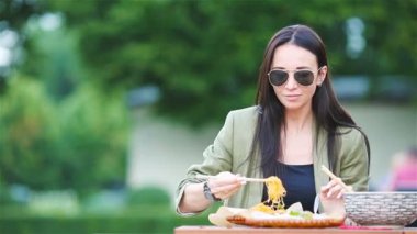 Sokakta genç kadın almak yiyip erişte