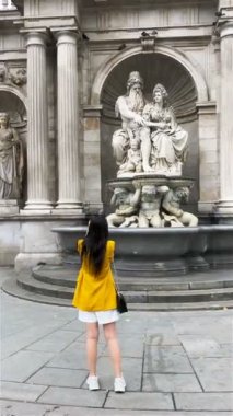 Şehirde yürüyen kadın. Avrupa şehri açık havada genç çekici turist