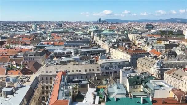 晴れた日にオーストリアの首都、ウィーンのシュテファン広場の聖シュテファン大聖堂からの眺め — ストック動画