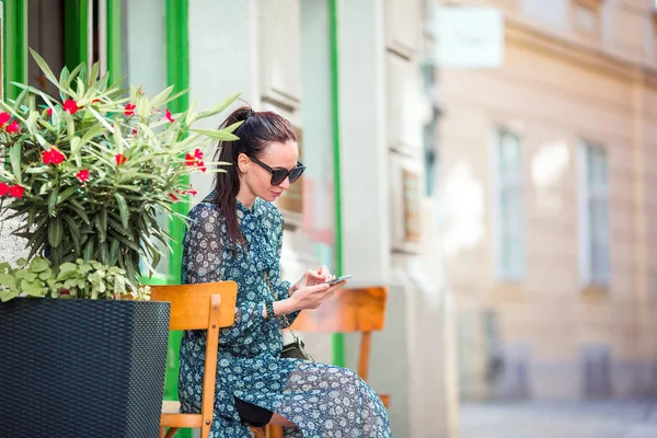 Vrouw praat door haar smartphone in de stad. Jonge aantrekkelijke toeristische buitenshuis in Italiaanse stad — Stockfoto