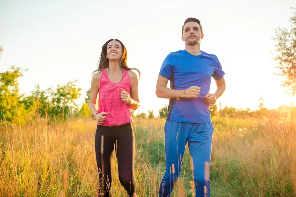 Pareja deportiva activa corriendo en el parque. Salud y estado físico . — Foto de Stock