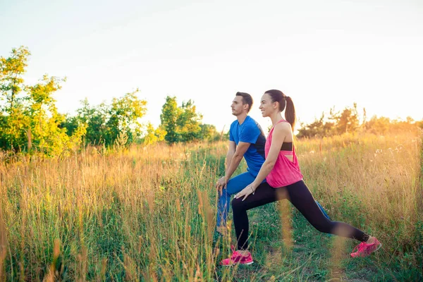 Aktywna sportowa para biegająca w parku. Zdrowie i sprawność. — Zdjęcie stockowe