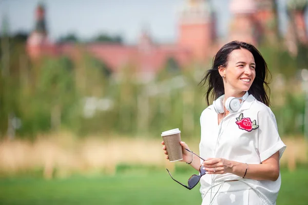 Glückliche junge Stadtfrau trinkt Kaffee in europäischer Stadt. — Stockfoto