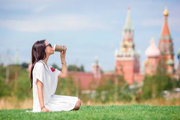 Happy young urban woman drinking coffee in european city. — Stock Photo, Image