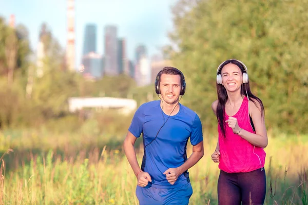 Aktives sportliches Paar läuft im Park. Gesundheit und Fitness. — Stockfoto
