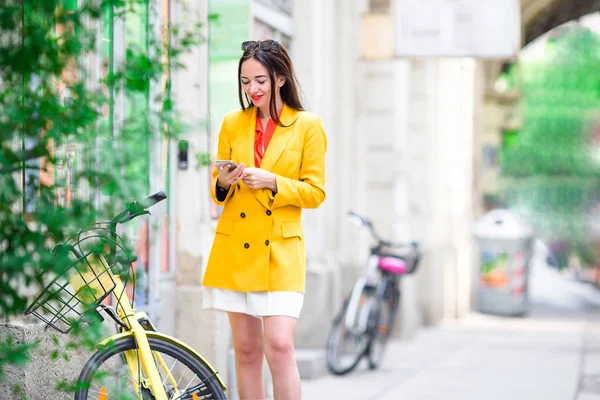 Femme parler par son smartphone en ville. Jeune touriste attrayant en plein air dans la ville italienne — Photo