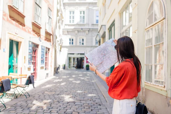 Mladá žena s mapa města ve městě. Cestovní turistické dívka s mapou ve Vídni venku během svátků v Evropě. — Stock fotografie